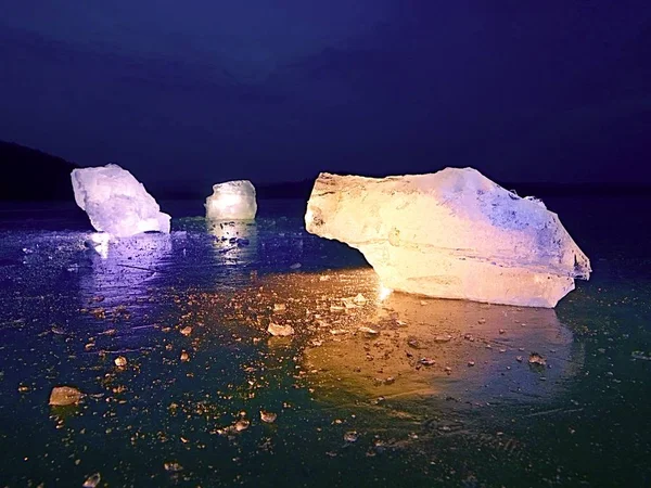 Superfície enrugada brilhante gelo quebrado, pedaços de gelo fresco no chão de geada plana . — Fotografia de Stock