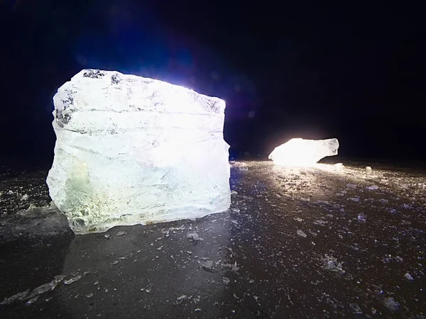 フラット霜の氷個セット新鮮な地上の氷が壊れてしわだらけの表面を輝く. — ストック写真