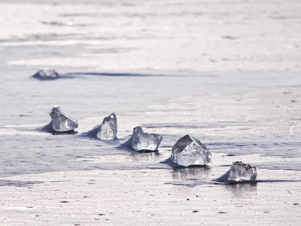 Transparenter Eisblock auf gefrorener Meeresoberfläche. erstaunliche Reflexion der Sonne — Stockfoto