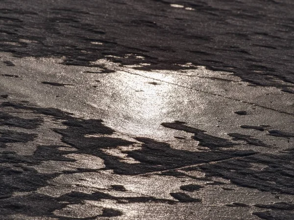 透明な氷カバーの下の海。フラットの氷の上の太陽のまぶしさ — ストック写真