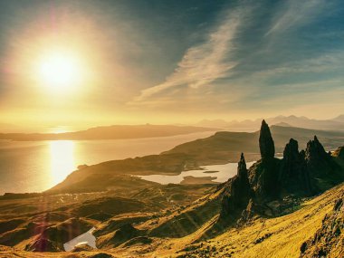 Yaşlı adam Storr Skye ünlü görünümüne