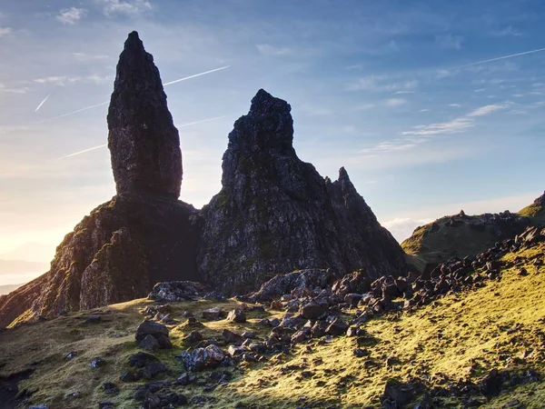 Cerca v lado iew a Old Man of Storr, Isla de Skye, Escocia. Mañana fría de invierno — Foto de Stock