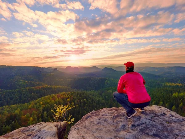 Excursionista Descansa Cima Montaña Hombre Yacía Cima Bajo Valle Del — Foto de Stock