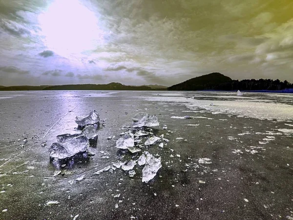 Glänsande skärvor av bruten is. Abstrakta stilleben av isflak. — Stockfoto