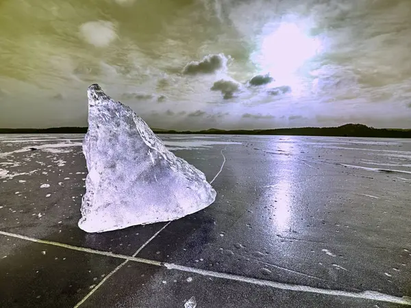 Trasig bit av isen med skarpa sprickor inuti. Abstrakta isflak — Stockfoto