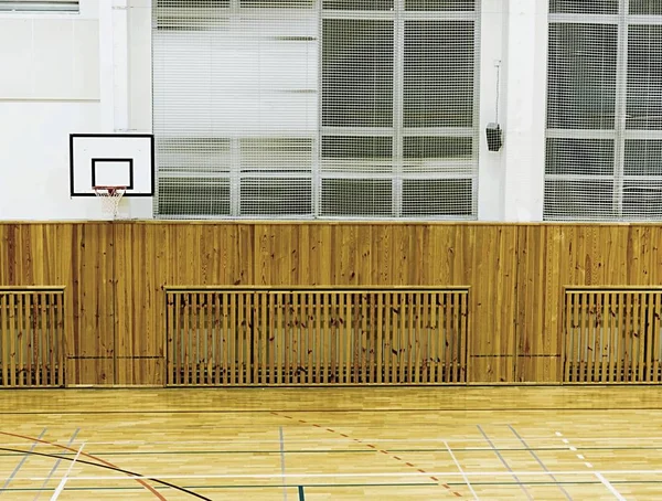 Basket ball hoop no campo de basquete vazio, sala de portabilidade — Fotografia de Stock