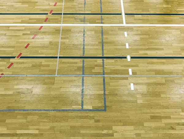 Svart, vitt och rött fast eller streckade linjerna i hall lekplats. Slitna trägolv — Stockfoto