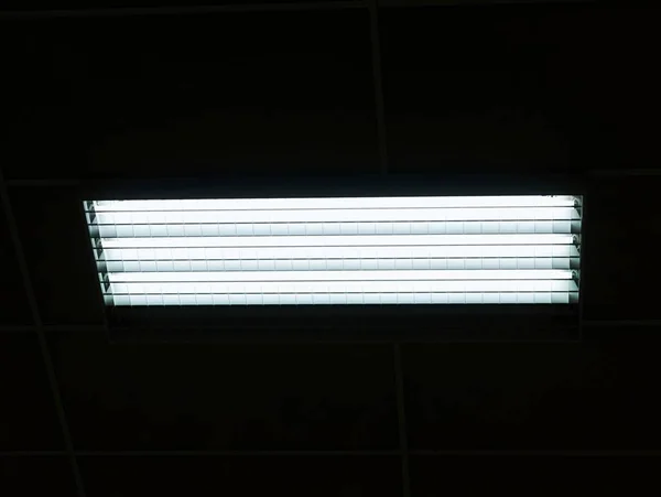 Painel de iluminação industrial de tubos de descarga de mercúrio. Sistema de iluminação para luz confortável — Fotografia de Stock