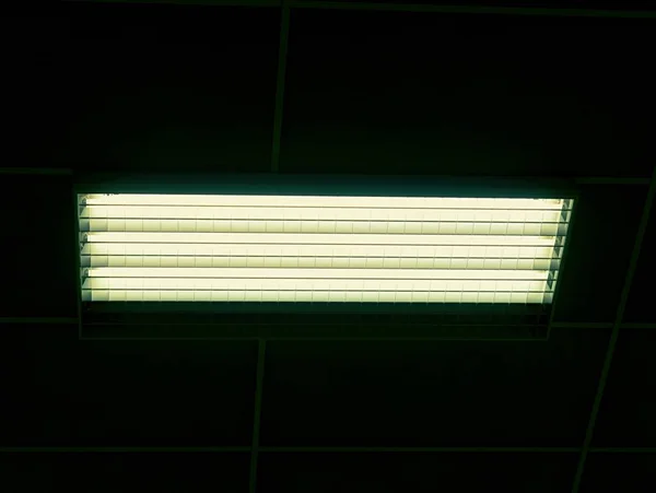 Painel de iluminação industrial de tubos de descarga de mercúrio. Sistema de iluminação para luz confortável — Fotografia de Stock