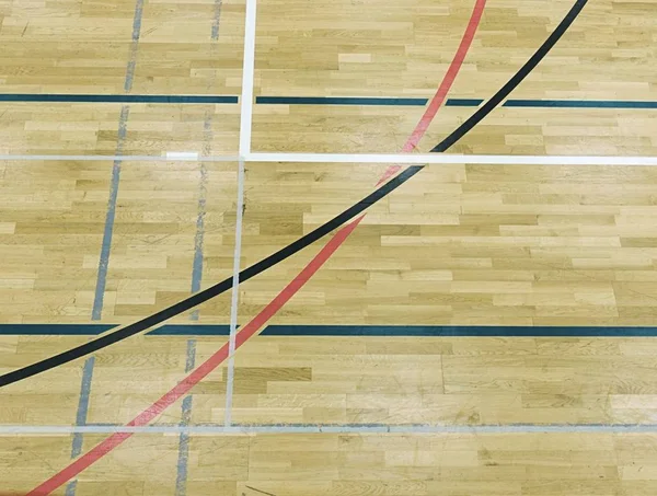 Linii albe, roșii negre, teren de joacă verde în sala de sport. Reînnoirea podelei din lemn a sălii de sport — Fotografie, imagine de stoc