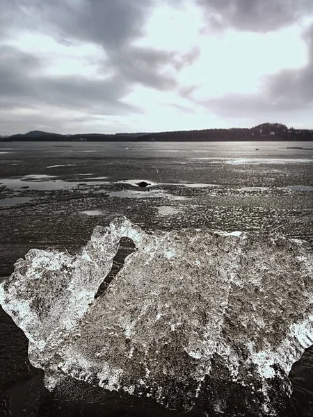 Tání ledů v zátoce. Ledových příkrovů, plovoucí na vodě bazénu, slunce odrážejí v zrcadle vody. — Stock fotografie