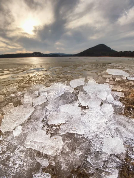 Pedaços de gelo natural claro no lago congelado, vista muito de perto. Refeição precoce de gelo — Fotografia de Stock