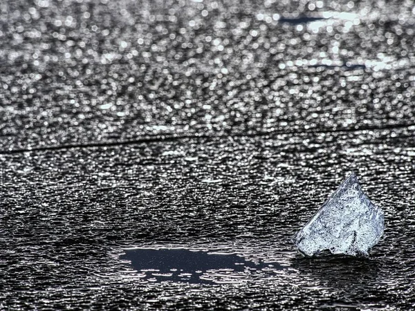 겨울 얼음 덮개 아래 해안입니다. 아이스 블루의 깨진 조각 얼음 andscape. — 스톡 사진