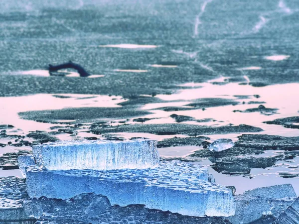 Kust onder ijzige winter. Ijzige andscape met gebroken stukken van blauw ijs. — Stockfoto