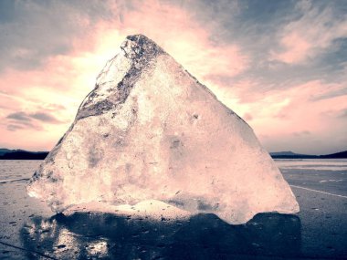 Buzdağı ve kalın buz kapağına göz kamaştırıcı güneş parça sürüklenen.