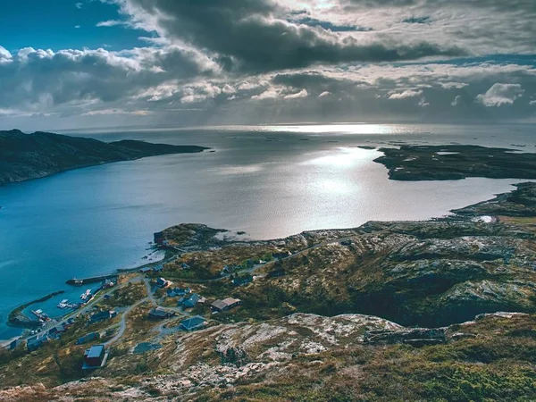 Casas tradicionales rojas y blancas en un pequeño pueblo de pescadores. Bahía silenciosa en Noruega — Foto de Stock