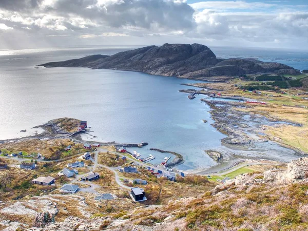 Casas tradicionales rojas y blancas en un pequeño pueblo de pescadores. Bahía silenciosa en Noruega — Foto de Stock