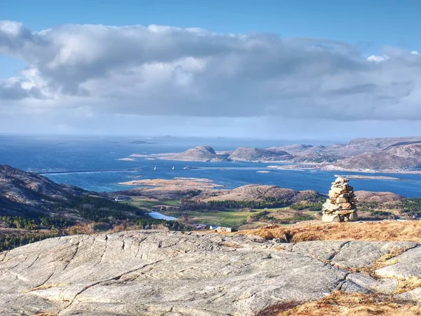 Pirámide de guijarros en el pico de la montaña Linesfjellet (230 m), isla de Linesoya, Noruega . — Foto de Stock