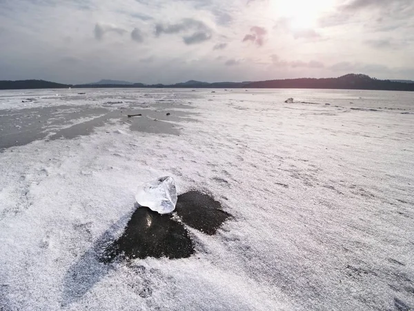 표류 하는 빙산과 두꺼운 얼음 덮개에 눈부신 태양 조각. — 스톡 사진