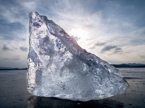 Pezzo di iceberg alla deriva e sole abbagliante su una spessa copertura di ghiaccio . — Foto Stock