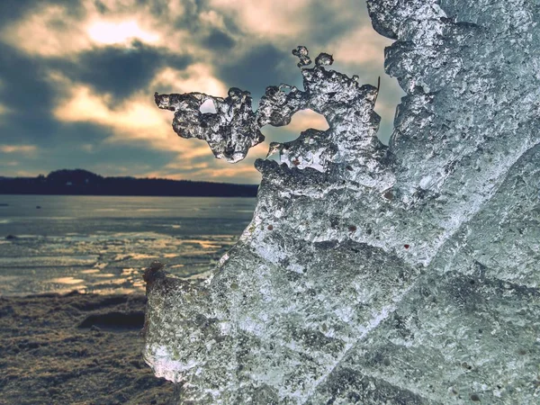 청록색 서 리 빙원, 근접 촬영 동결 겨울 호수 빛나는 얼음 세부. 프 로스트 패턴 — 스톡 사진