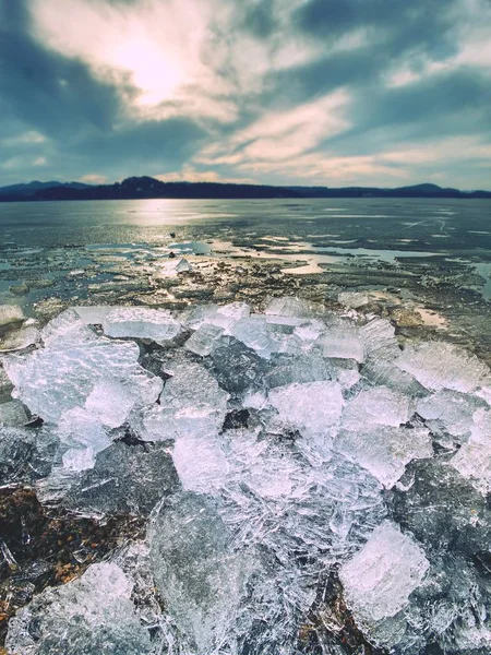 기후 변화입니다. 베이 깨진된 빙하의 녹아. 얼음 빙원의 용 해와 봄 풍경. — 스톡 사진