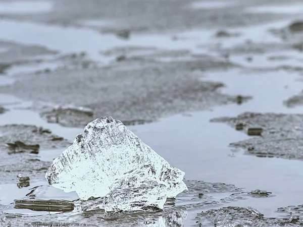 Vinter kust under isiga täcker. Isiga liggande med trasiga bitar av blå is. — Stockfoto