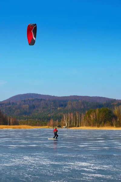 O kiter da neve desliza no gelo. 4 de fevereiro de 2018, lago Machovo, República Checa . — Fotografia de Stock