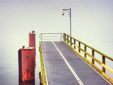 Yumuşak su seviyesinden limanında terk edilmiş çelik köstebek. Uzun deniz Köprüsü