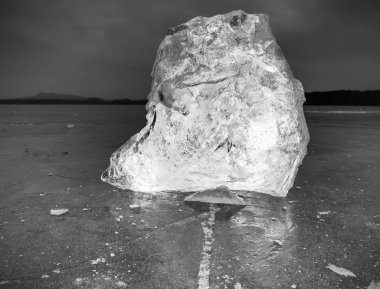 Göl kenarında yansıması ile buz. Yansıtıcı doğal zemin ezilmiş buz parçası