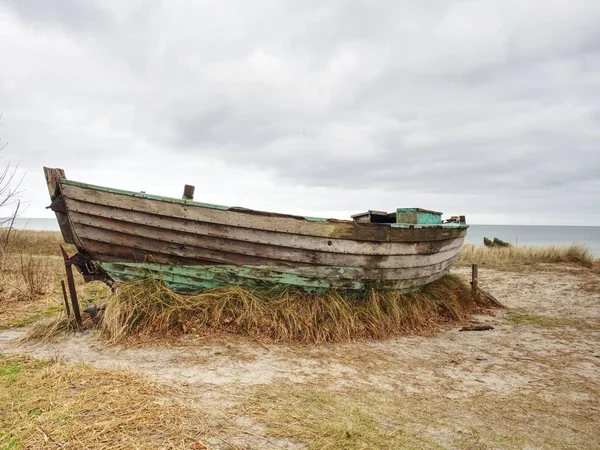 Ahşap balıkçı teknesi mahvetti. Kum deniz koyu terk edilmiş tekne kırık.