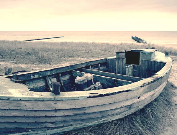 Terk edilmiş wrecked tekne kum sıkışmış. Kumlu sahilde eski ahşap tekne — Stok fotoğraf