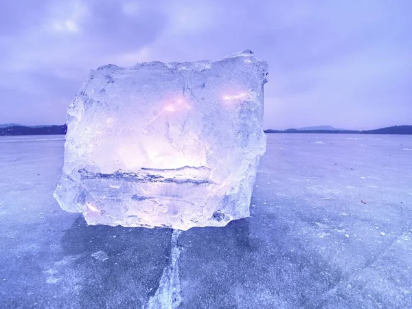 Arktický LED. Velký kus přírodního ledu na zelené modré ploché ledu zamrzlého jezera — Stock fotografie