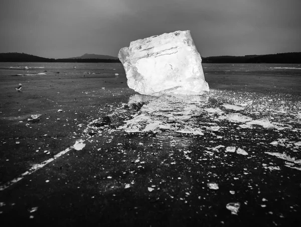 Ghiaccio con riflessione sul lago. Piatto di ghiaccio tritato su terreno naturale riflettente — Foto Stock