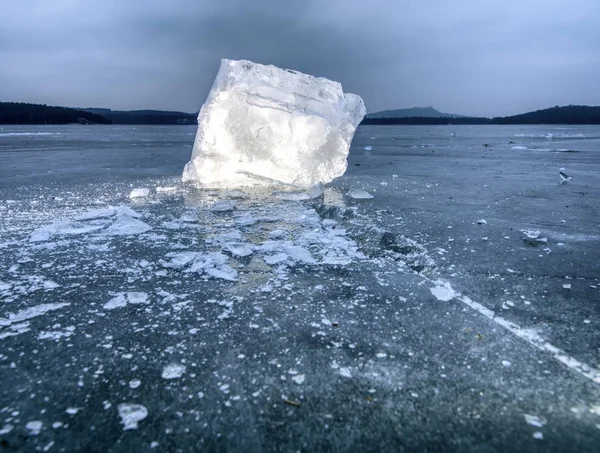 Iceberg e banchi di ghiaccio riflettevano la luce della sera, il livello del ghiaccio piatto nella baia silenziosa — Foto Stock