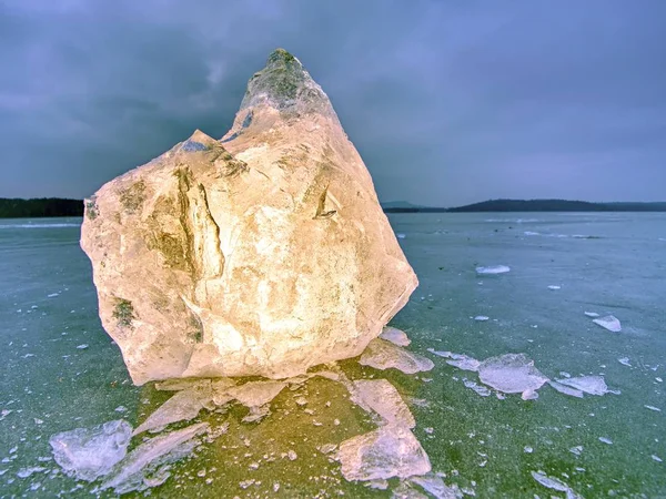 Vue détaillée dans une glace avec des rayures profondes et des fissures. Floe coupé — Photo