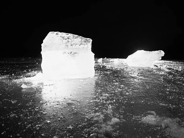Brillante surface ridée glace cassée, morceaux de glace fraîche sur sol gelé plat . — Photo
