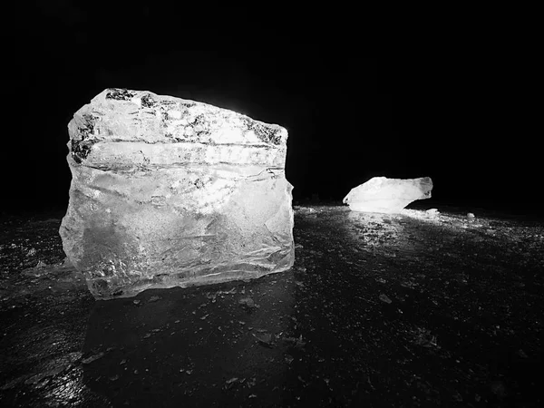 Buz kesti. Ezilmiş küpleri ile güçlü arka ışık yaktı. Düzey donmuş düz ile sessiz defne. — Stok fotoğraf