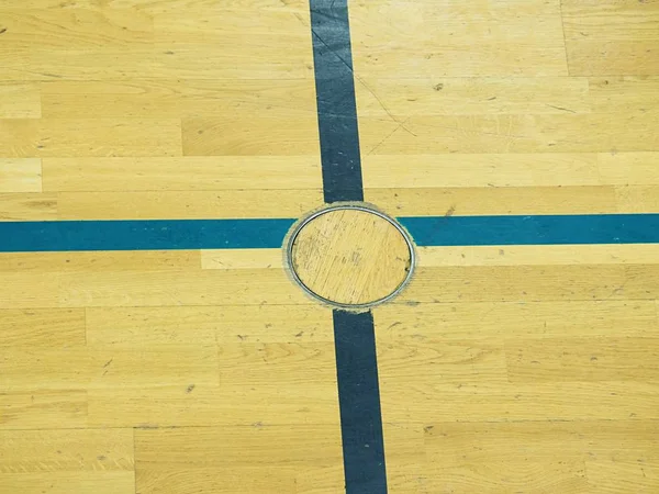 Обложка круга для тренировочного оборудования на этаже школьного спортзала. Раскрашенные линии — стоковое фото