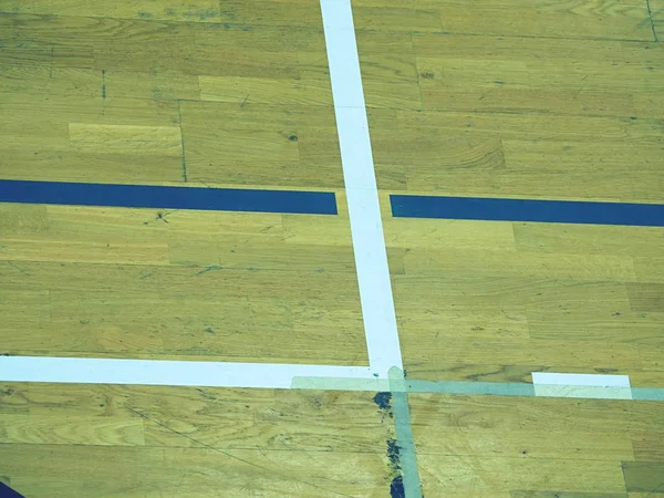 Sala gimnastyczna drewniana podłoga linie plac zabaw dla dzieci, drewniane parkiet w sądzie szkoły. — Zdjęcie stockowe