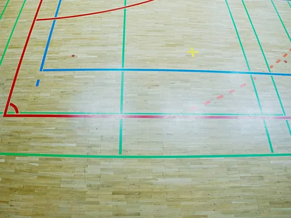 Schulsporthalle. Detail der Markierungen auf dem Fußboden — Stockfoto