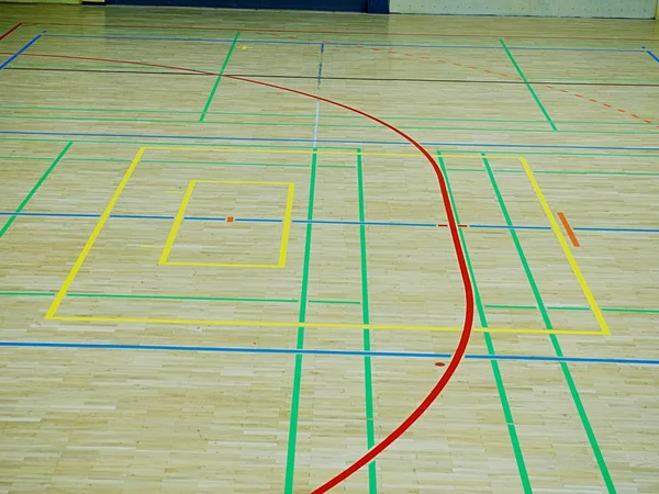 Piso de gimnasio escolar. Suelo de madera de salón deportivo con líneas de colores —  Fotos de Stock