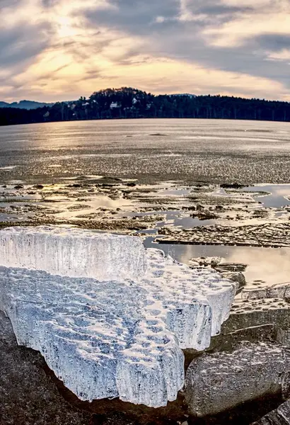 Fundo gelado de inverno natural de gelo desfocado com espaço de cópia. Azul roxo cores — Fotografia de Stock