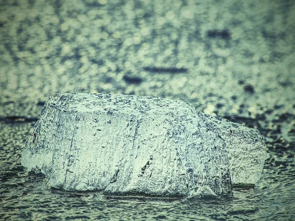 Sorgliga Visa till nroken bit av isen med skarpa sprickor. Trasiga isflak. Natur bakgrund — Stockfoto