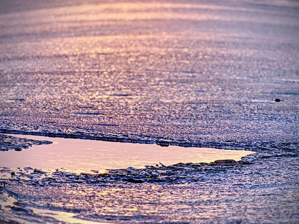 Fundo gelado de inverno natural de gelo desfocado com espaço de cópia. Azul roxo cores — Fotografia de Stock