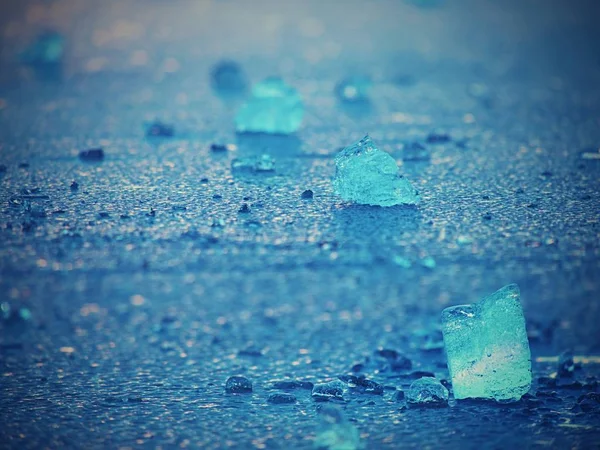 Brilhante floe de gelo rachado deriva no iceberg na lagoa azul. Cores quentes vívidas — Fotografia de Stock