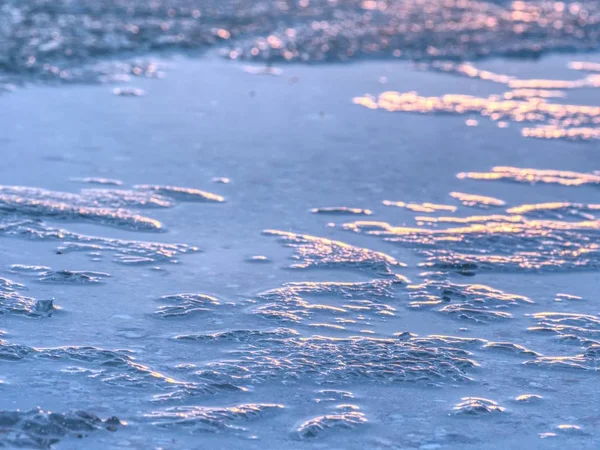 Naturliga vintern isiga bakgrunden i oskärpa isen med kopia utrymme. Blå lila färger — Stockfoto