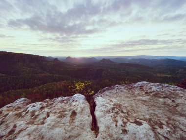 Emptzy kumtaşı dağ en yüksek zirvesi. Yükselen güneş sıcak ışınları. 