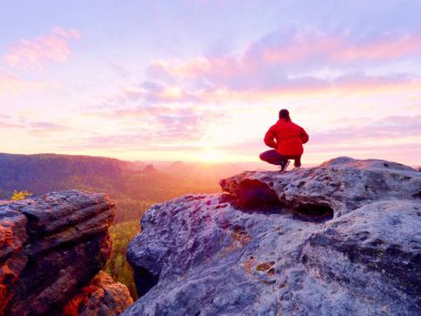 Bir kayalık dağ Zirvesi ayakta, sabah sis izlerken uzun yürüyüşe çıkan kimse 