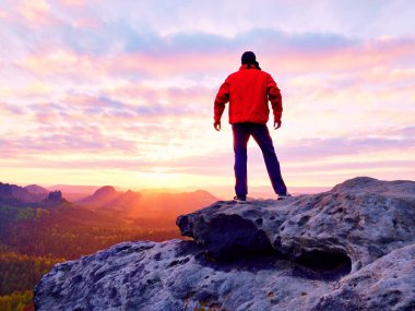 Adam Dağı'nda zirve ile güneş bulutların üzerinde açık havada faaliyetleri.